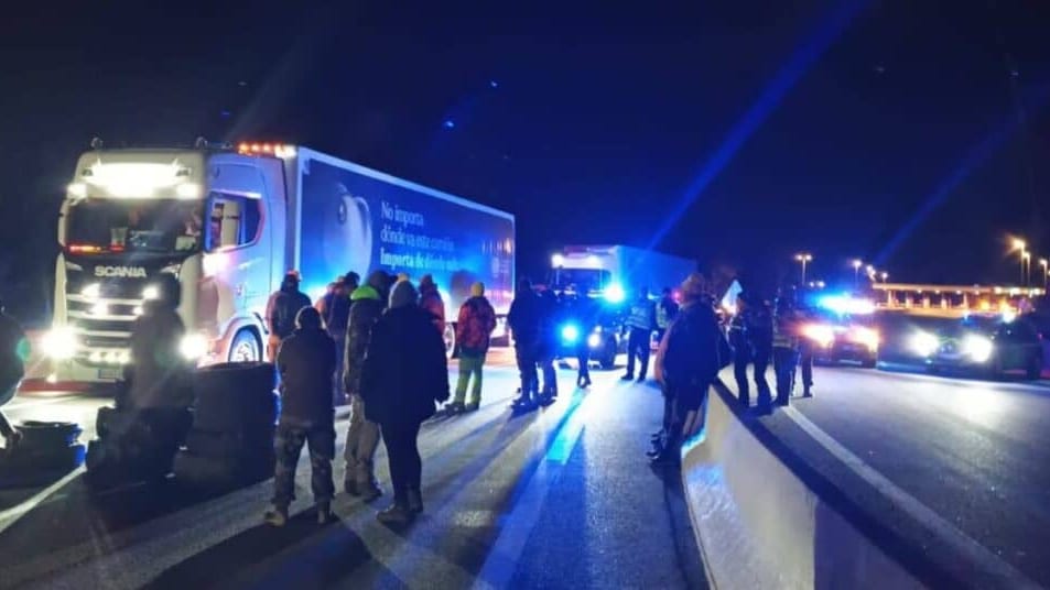 Pyrénées-Orientales : blocages des agriculteurs aux péages du Boulou et Perpignan-Sud, des actions toujours en cours