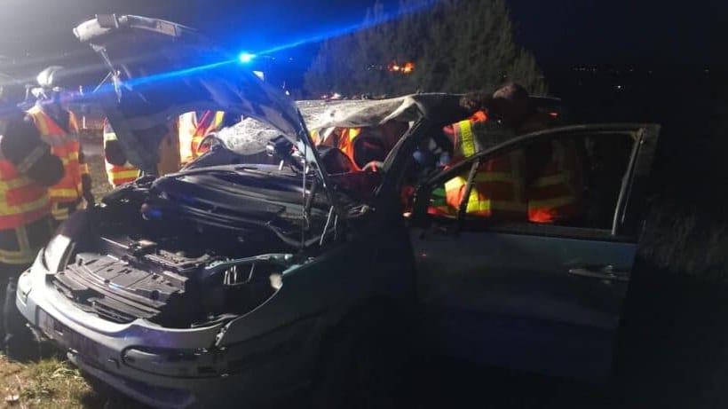 Hérault : sur l’A75, un véhicule fait plusieurs tonneaux avant de finir sa course dans un champs