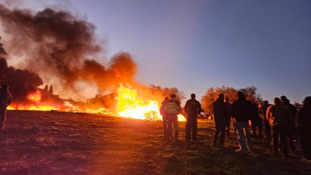 Gard : les agriculteurs ont passé la nuit à Garons