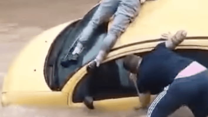 Hérault : crue, sauvetage de deux jeunes piégés dans leur voiture