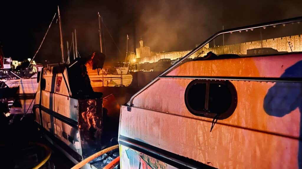 Aigues-Mortes : incendie nocturne d’un bateau, importante mobilisation des pompiers