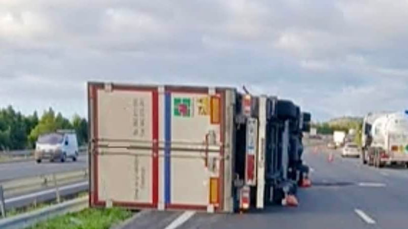 Autoroute A9 : un poids lourd se renverse après la sortie Leucate, direction Barcelone