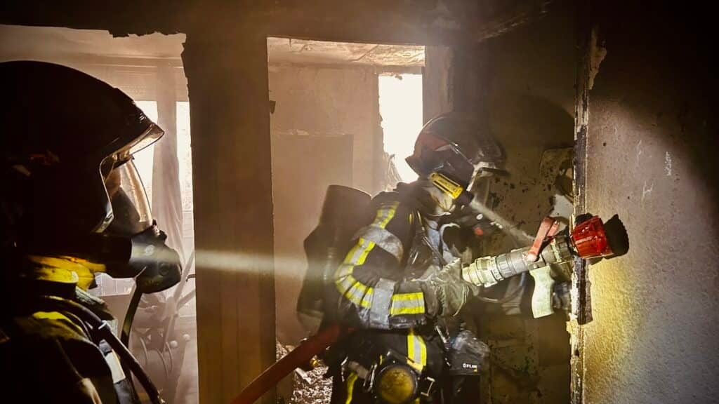 Nîmes : violent feu d’appartement, dix personnes incommodées par les fumées