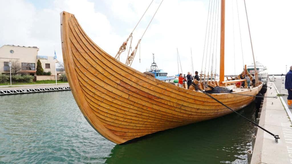 Frontignan : un bateau de viking de 28 mètres de long amarré