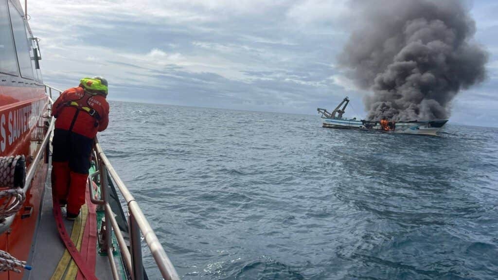 Hérault : un chalutier prend feu au large de Sète, trois marins secourus avant que le navire ne coule