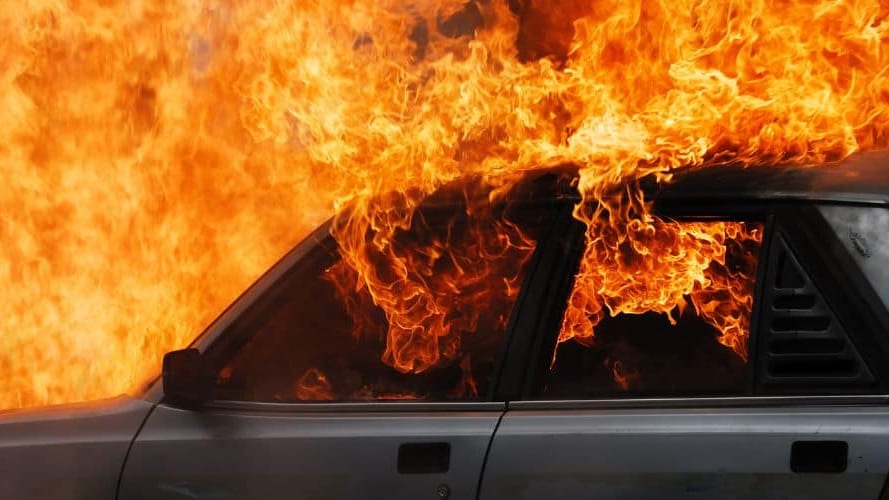 Un corps sans vie retrouvé dans une voiture brûlée