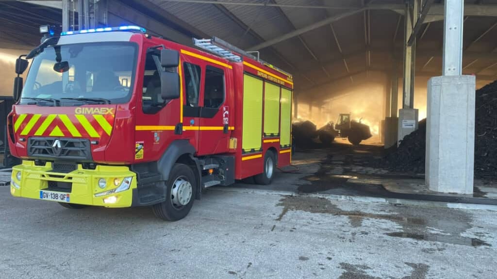 Gard : les pompiers mobilisent un tractopelle pour éteindre un feu de végétaux