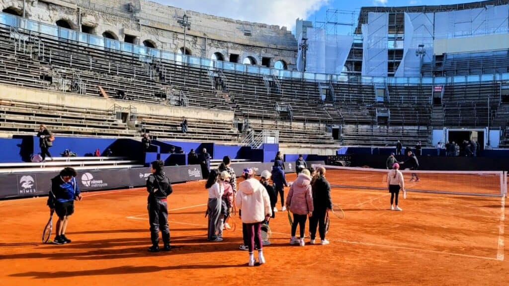 Nîmes : 300 élèves de CM1 goûtent au tennis dans les arènes