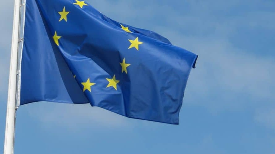 Occitanie : à peine élu, ce maire enlève le drapeau européen devant la mairie
