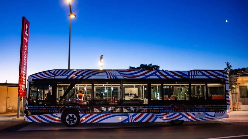 Montpellier : une femme accouche au bord de la route, un chauffeur de la TaM lui vient en aide