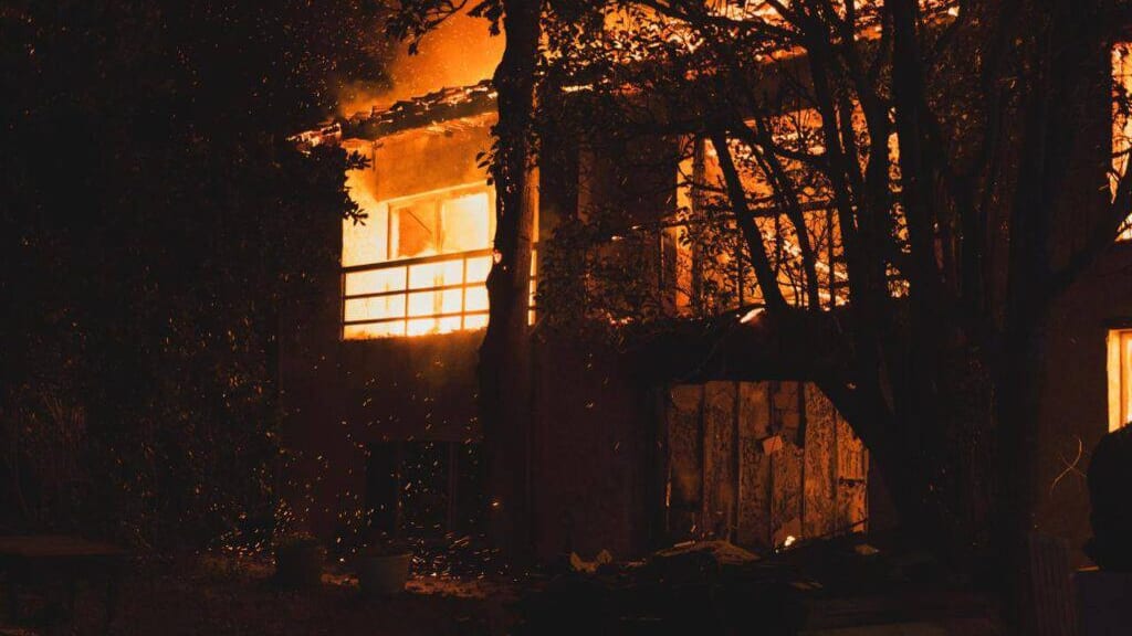 Aude : un feu embrase une habitation de 300m2