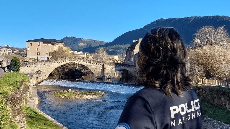 Lozère : désespérée, une jeune femme découverte à califourchon sur le pont Notre Dame