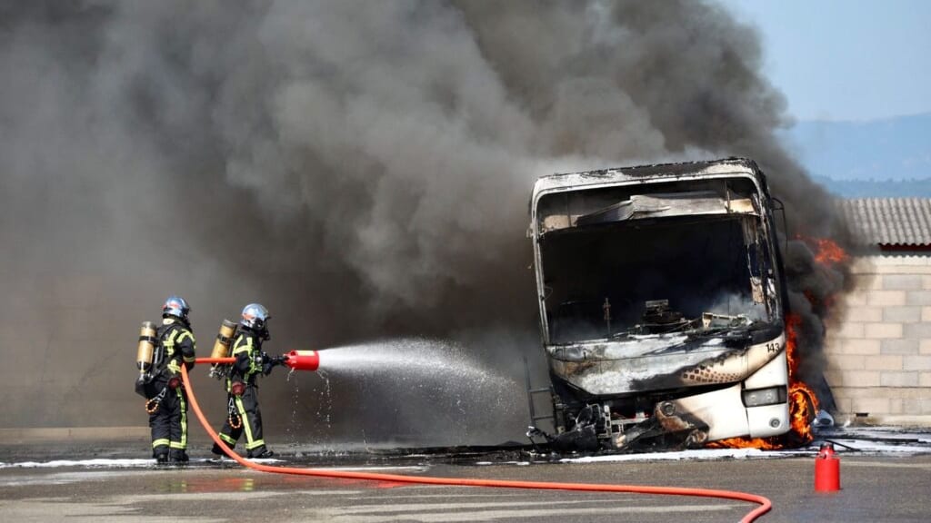 Gard : un bus prend feu sur un site d’entreposage