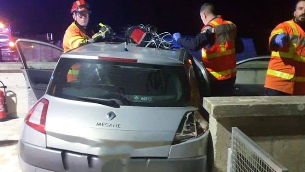 Gard : accident, un véhicule heurte une rambarde en béton en bordure de la route
