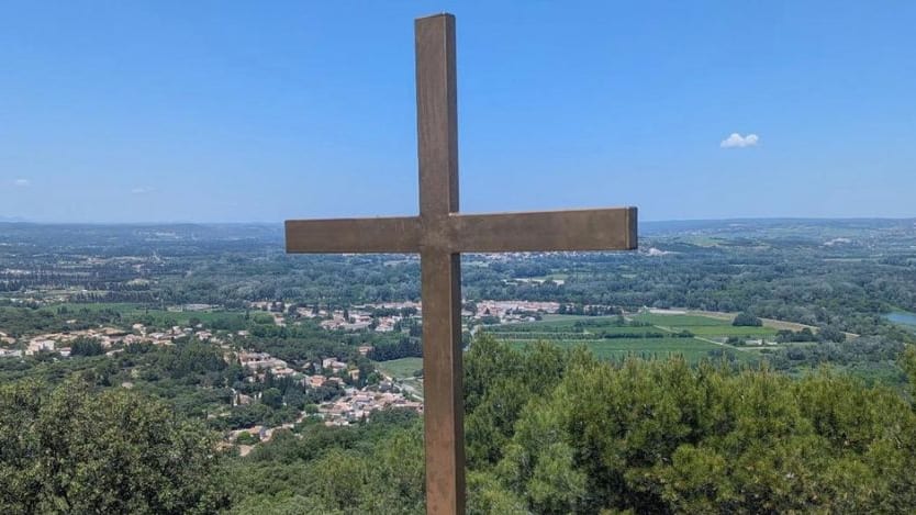 Gard : croix installée à Comps, « on dénonce une atteinte à la laïcité »