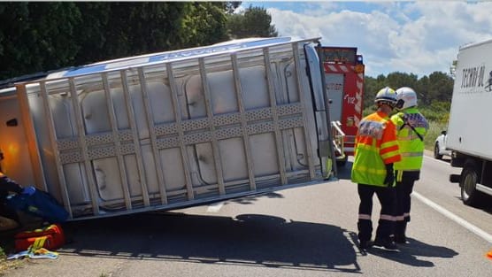 Gard : une fourgonnette se renverse sur la route, un homme hospitalisé