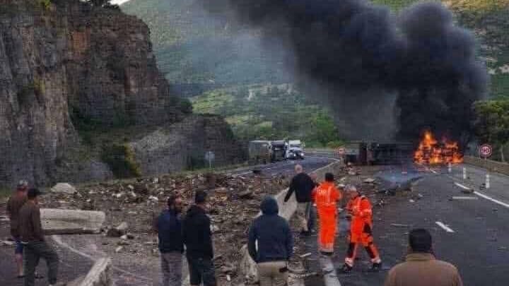 Autoroute A75 : accident, un poids lourd prend feu