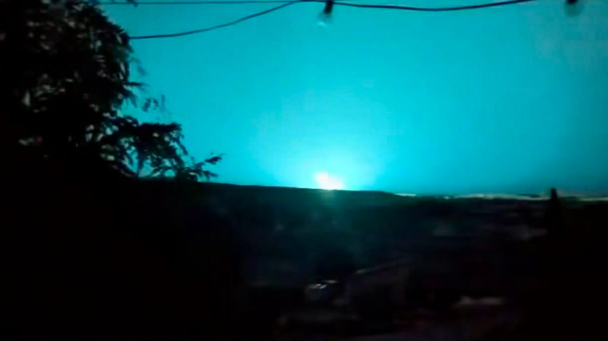 Kazaa infos radars. capture d'écran vidéo, lumière bleue dans le ciel Hérault, 5 juin.