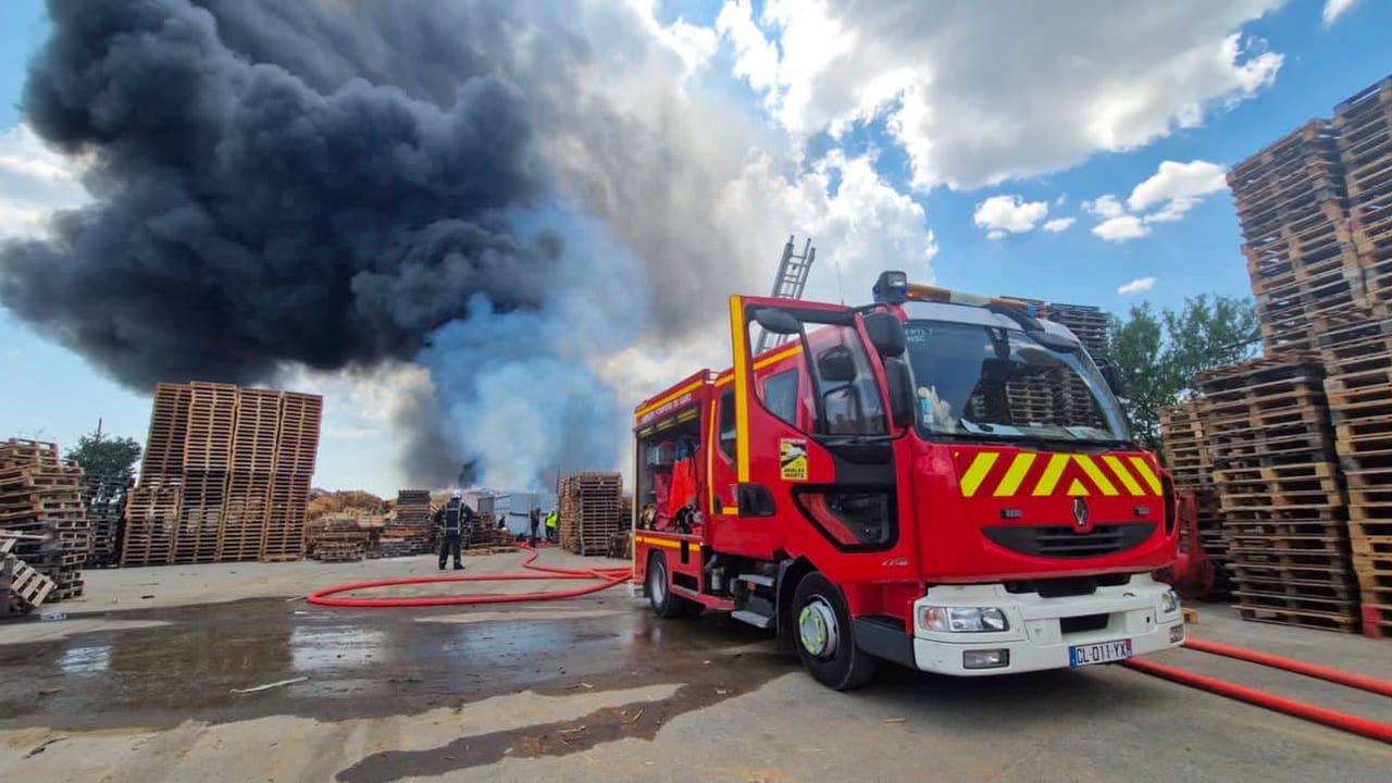 Sapeurs pompiers du gard. Incendie Milhaud, photo datant du 30 juin 2026
