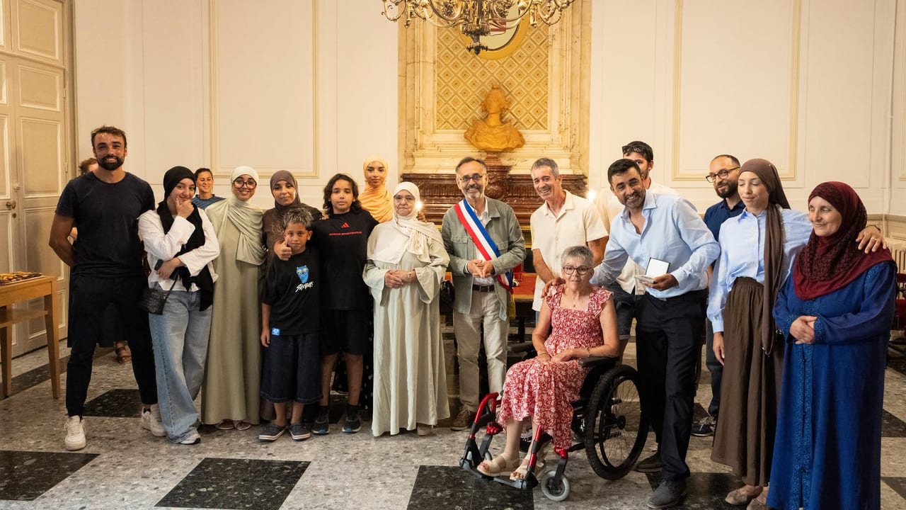 Ville de Béziers. Béziers : la Ville remet une médaille à Farid Tajjiou qui a sauvé une femme de la noyade