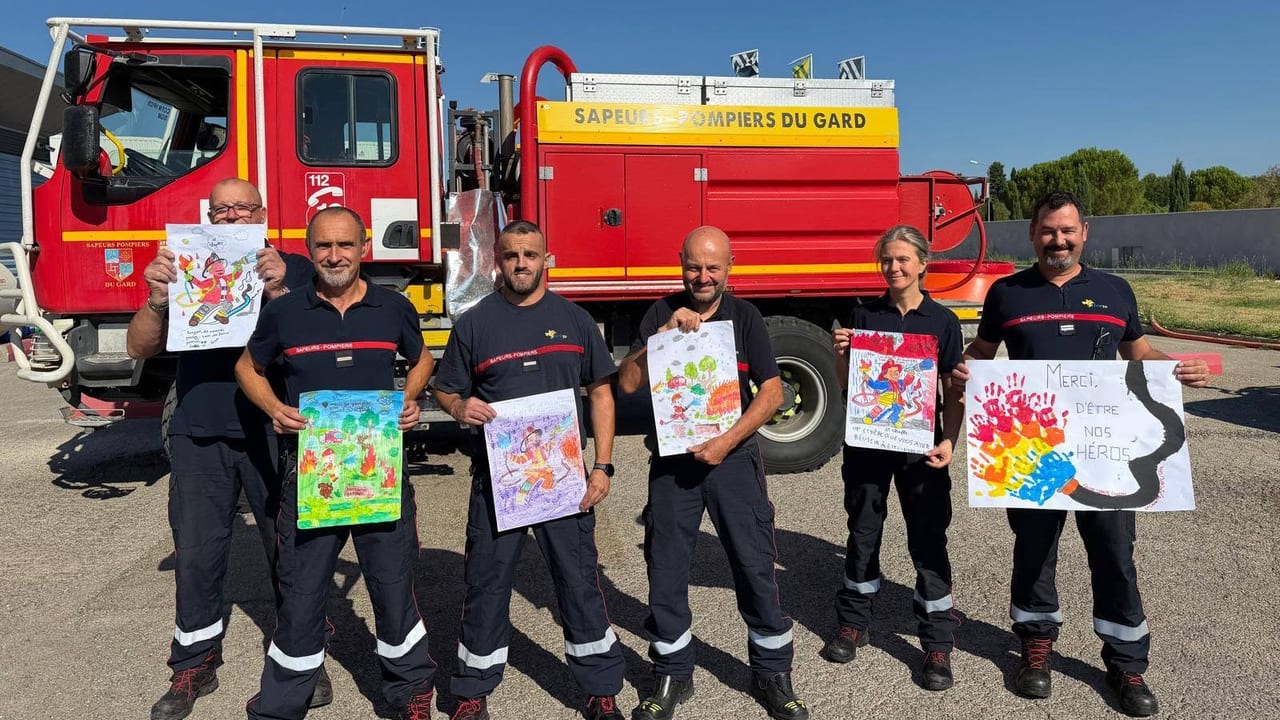 Des enfants offrent des dessins aux pompiers de Saint‑Geniès‑de‑Malgoirès