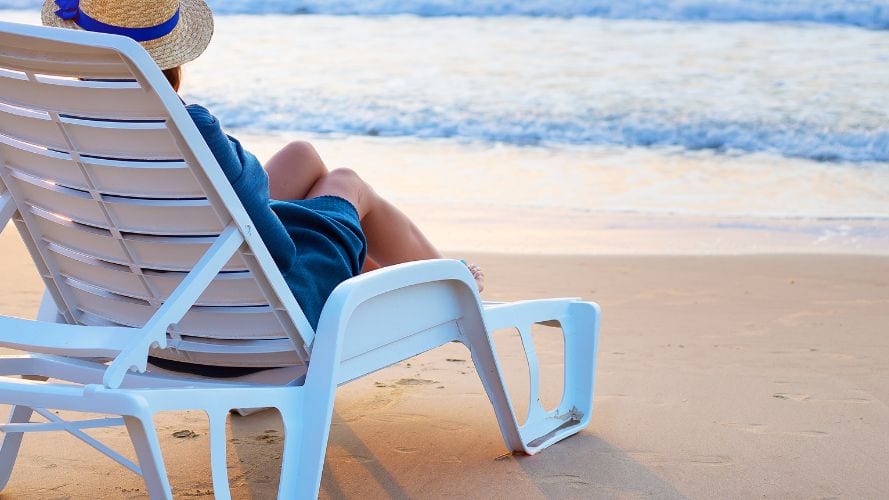 Illustration - femme sur un transat, plage
