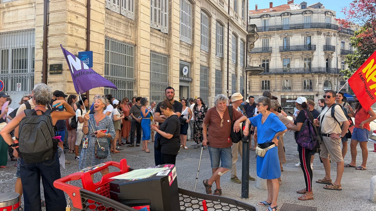 Camille Casanova / InfOccitanie - Une cinquantaine de personnes réunies devant la préfecture de l'Hérault
