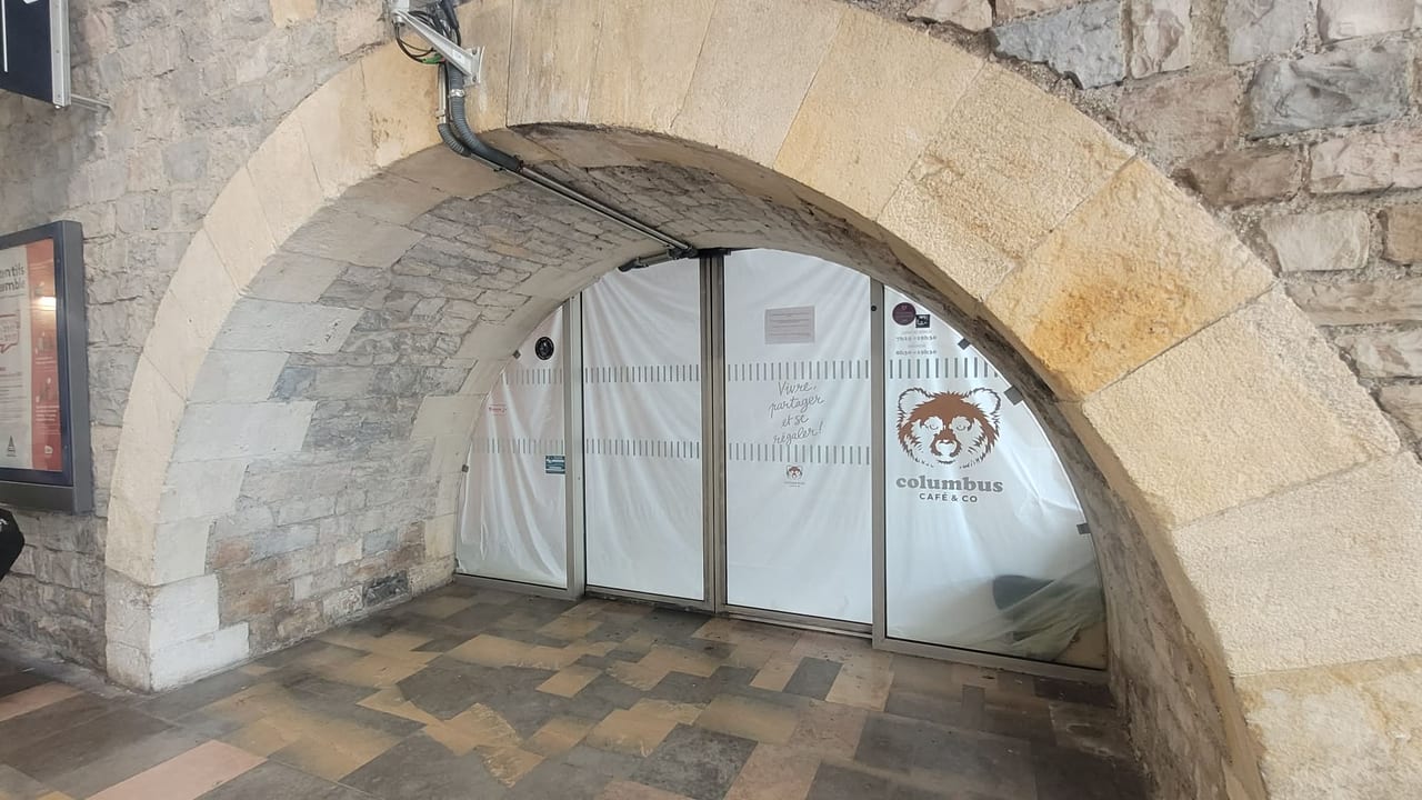 Colombus café Nîmes gare centre, fermé. Photo Linda Mansouri