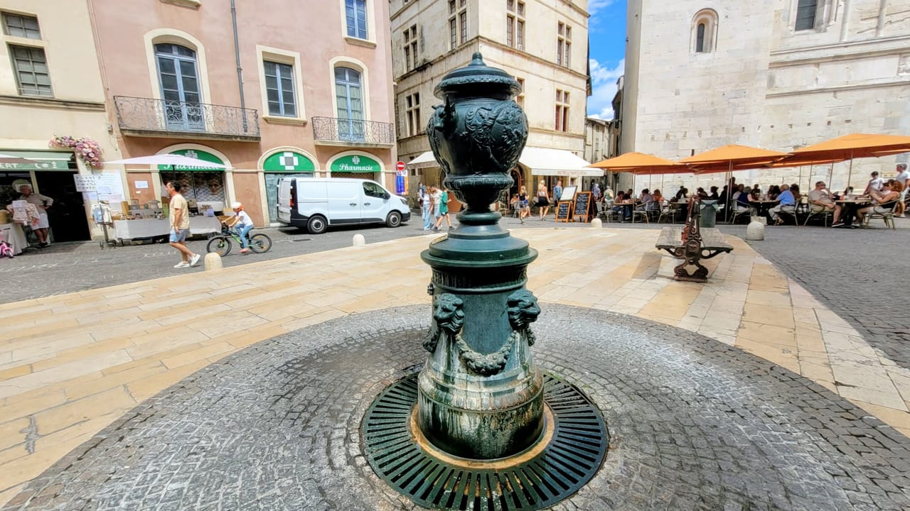 Fontaine dans l'écusson de Nîmes, place aux Herbes, remise en service. Photo : Linda Mansouri