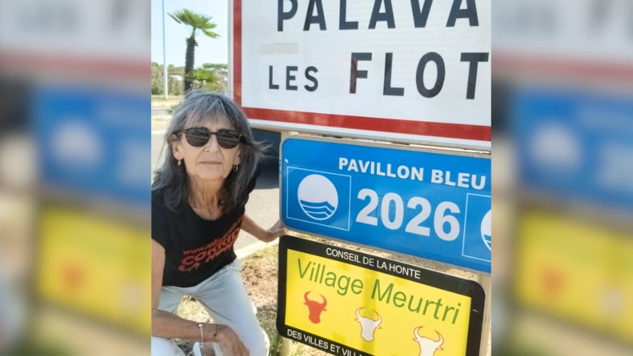Panneau apposé par les militants de Crac Europe l'entrée de la ville de Palavas les Flots, "village meurtri" peut-on lire.