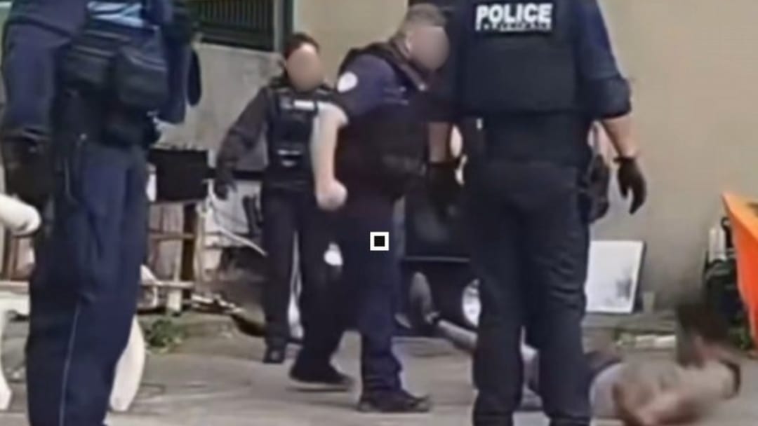 DR - Capture d'écran de la vidéo montrant le policier national jetant violemment au sol le jeune homme