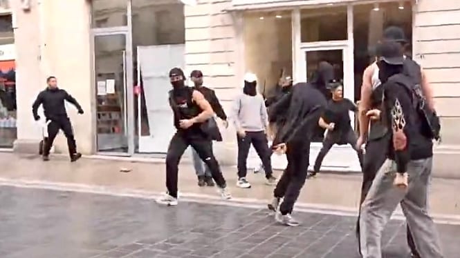 Illustration. Des individus ont exercé des violences sur des manifestations, lesquels ont donné des coups en retour, samedi 24 octobre 2026, à Montpellier, rue de la Loge. Crédit : capture d'écran vidéo sur X, David Hutin